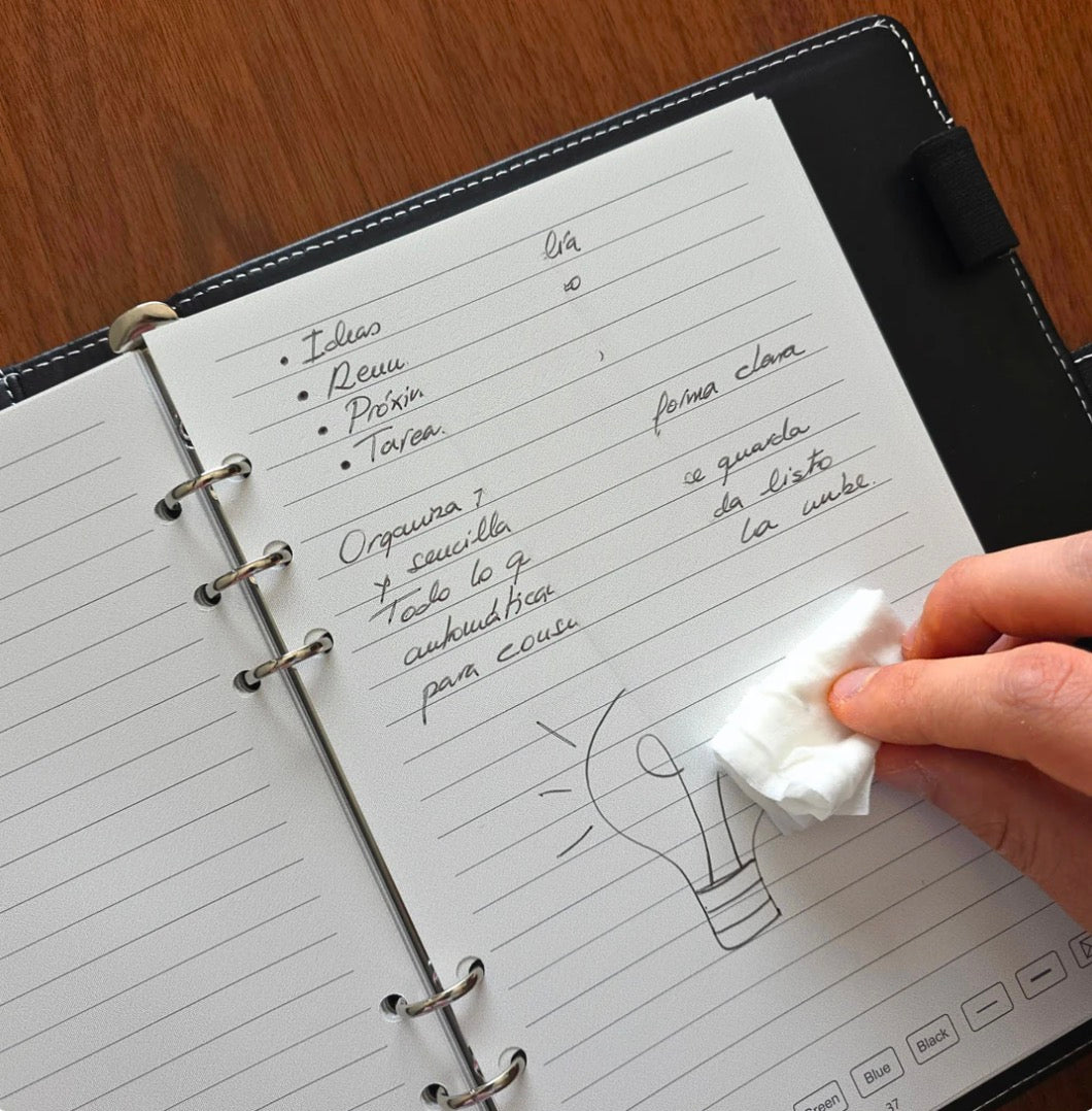 Wiederverwendbare Smartbook-Seite mit einem Tuch reinigen